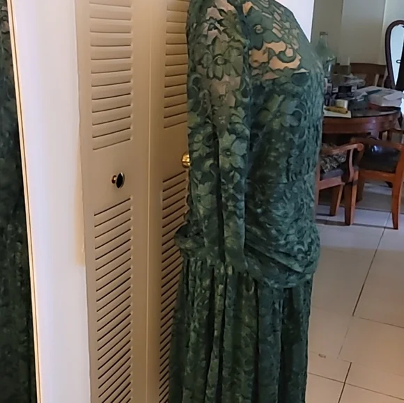 Beautiful green dress by Kionna - Picture 2 of 7